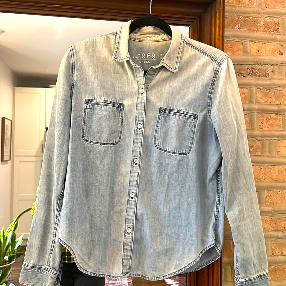 Gap 1969 denim shirt with white metal buttons and front pockets - size small